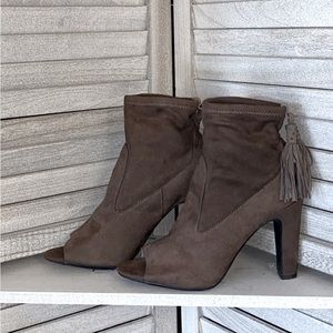 Vince Camuto size 6W/36 Gray high heel booties
